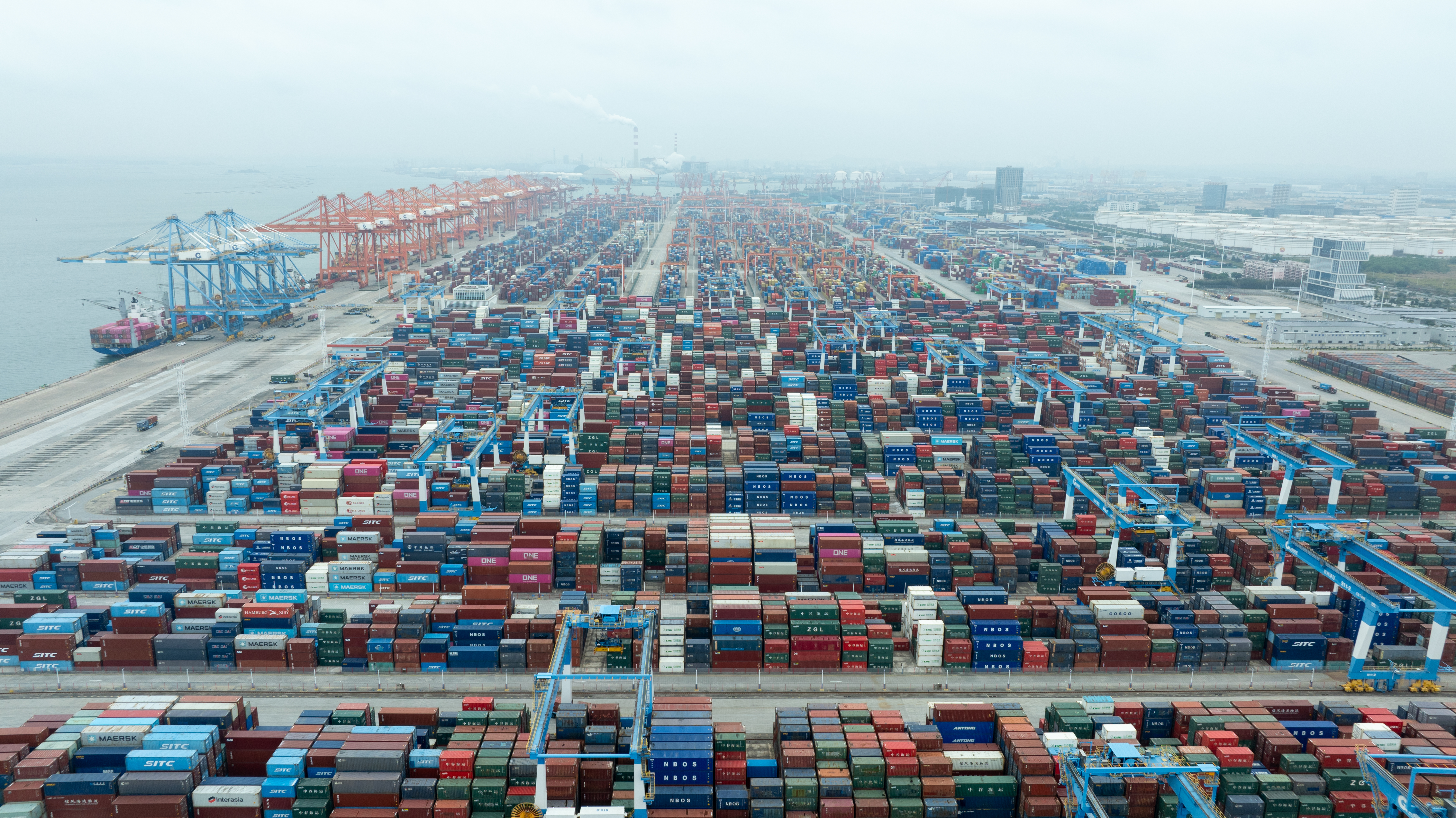 图为11月4日,广西北部湾钦州港自动化码头堆场。张宇 摄