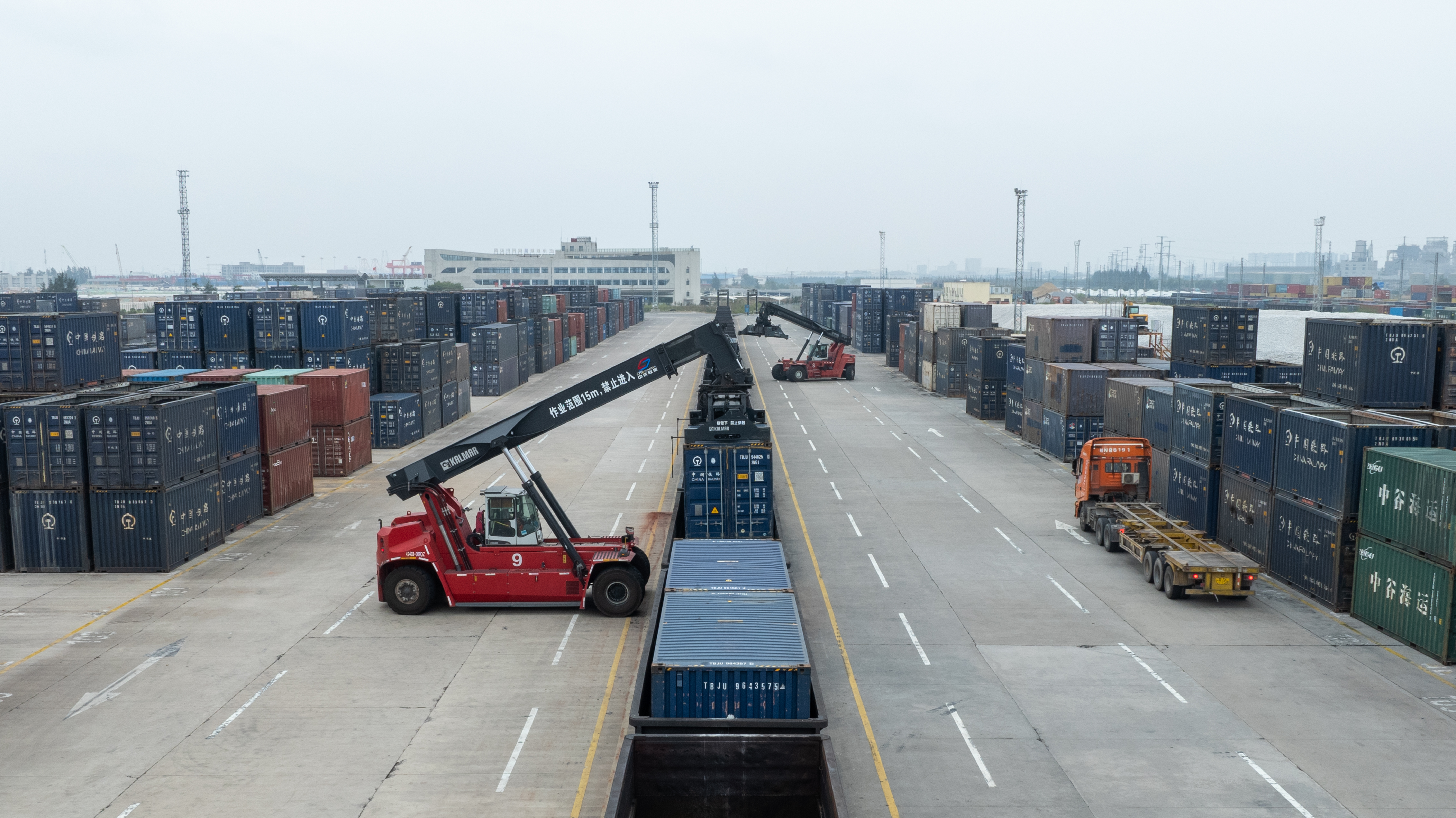 图为11月4日,在广西钦州铁路集装箱中心站作业内,两台正面吊机正在吊装集装箱货物。张宇 摄