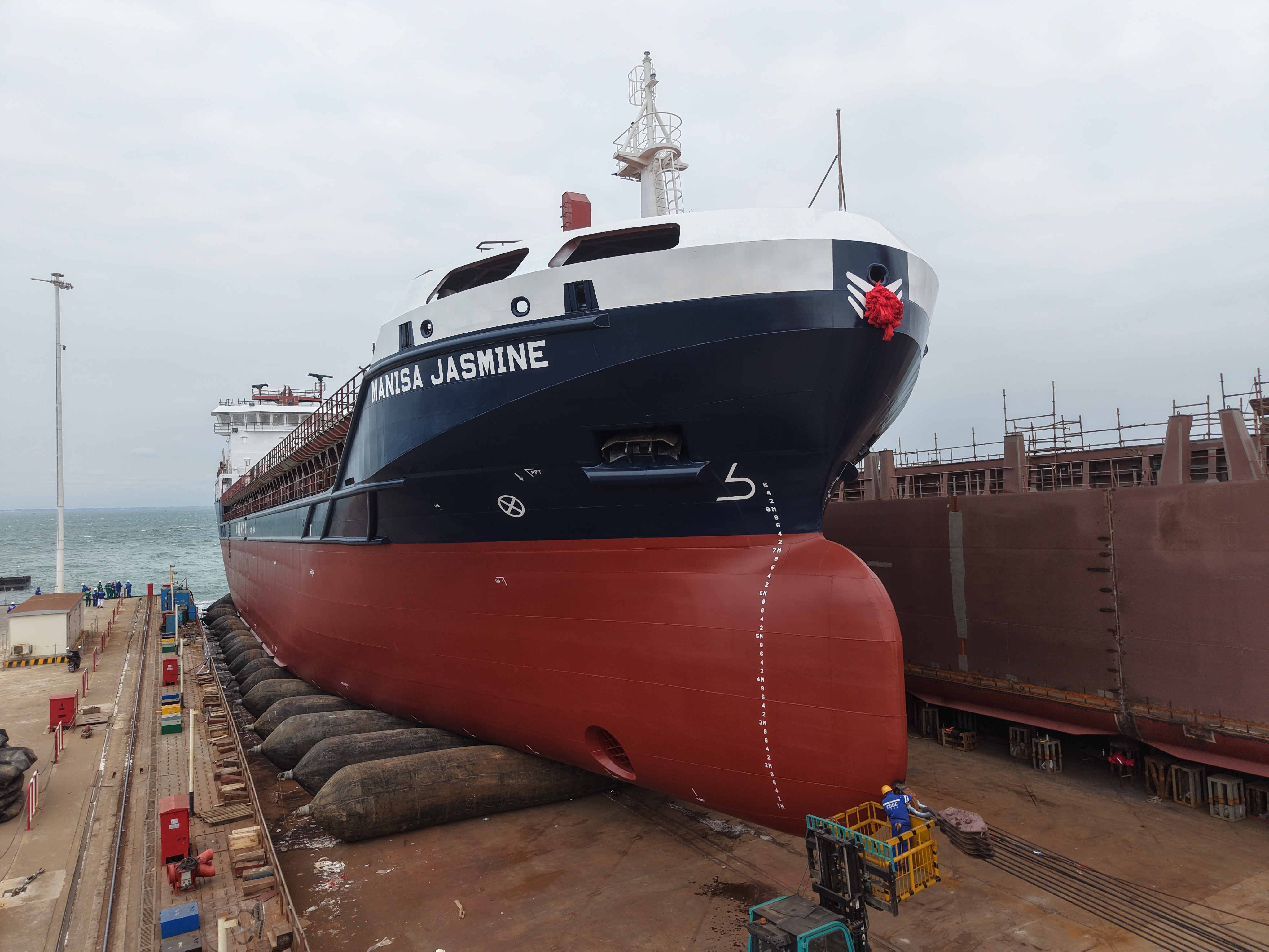 一艘新造船舶顺利下水。 记者赵冠雄 通讯员 刘玉如 摄